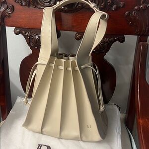 GenuineLeather elegant structure Pleat Cream/light beige-ShoulderBag drawstring